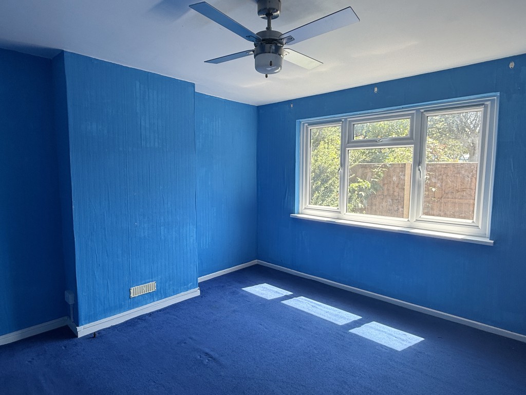Lot: 30 - GROUND FLOOR FLAT IN NEED OF IMPROVEMENT - Bedroom 1 in Flat in need of improvement